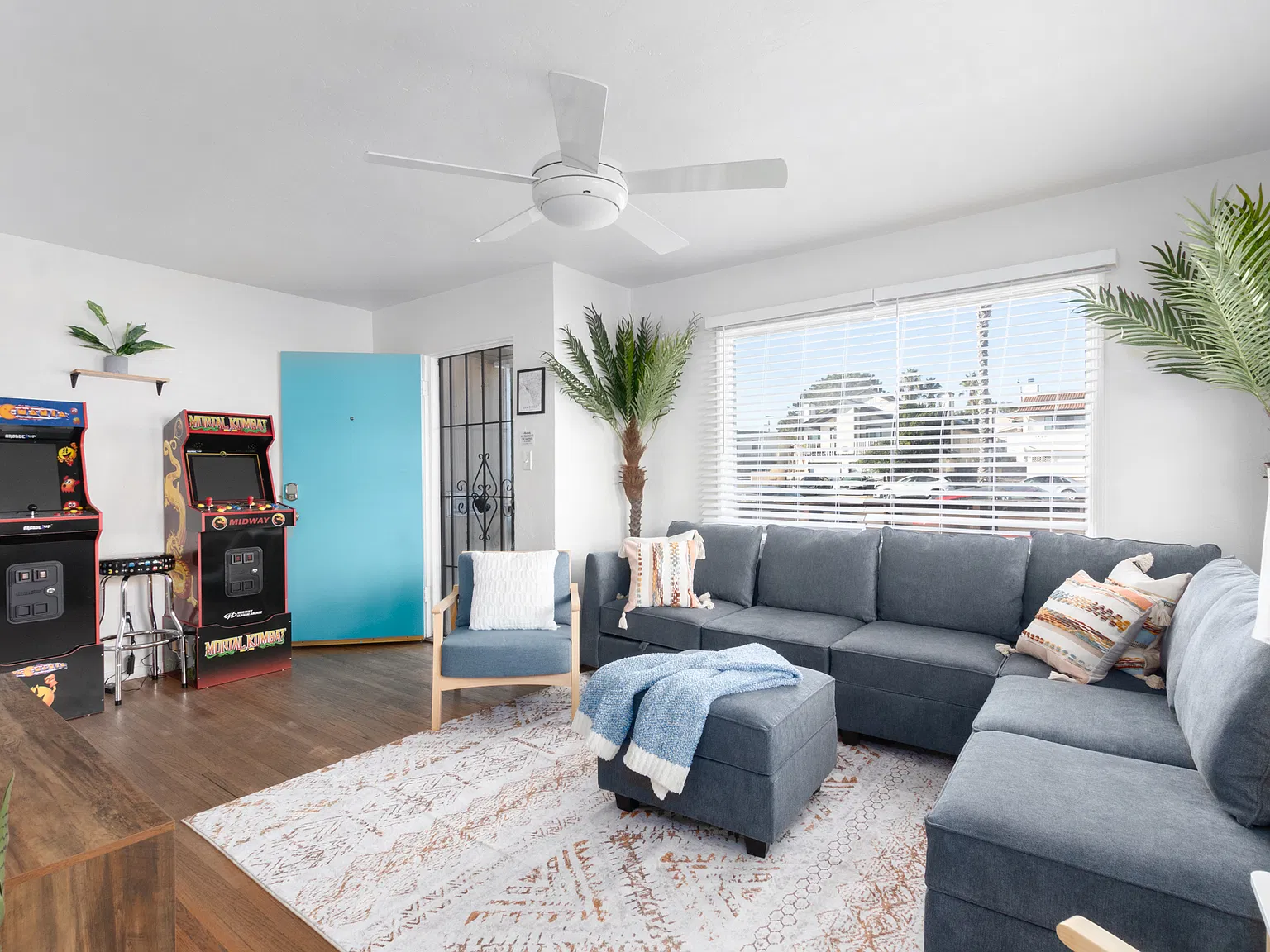 2 bed, 900 sqft, $3,800 — Photo 3