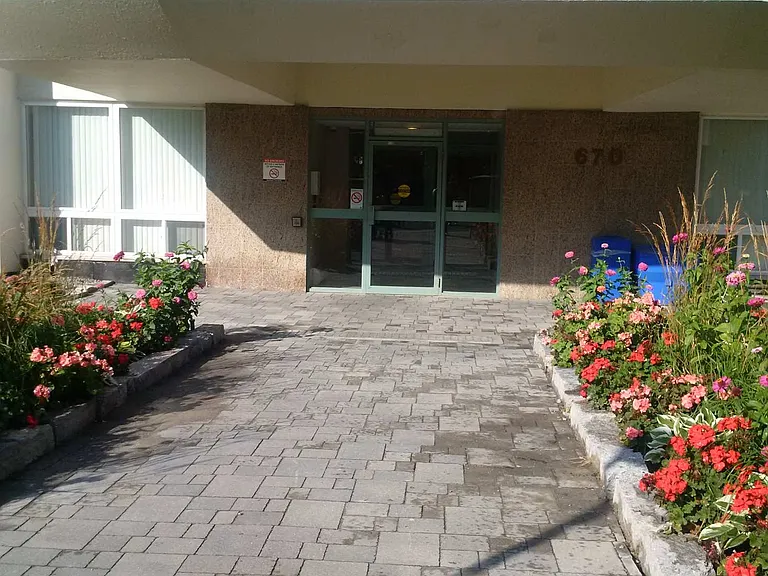 670 Parliament St — Photo 11