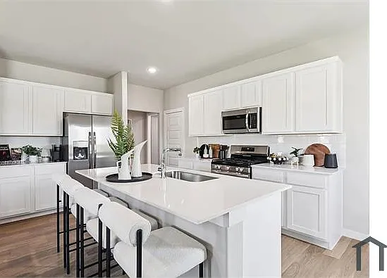 5 bed, 2168 sqft, $3,600 — Photo 3