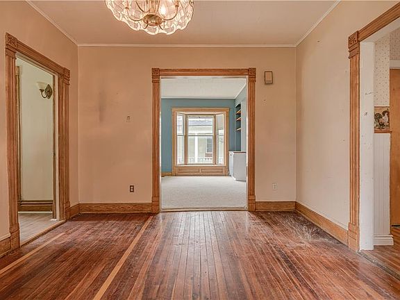 5th image of 122 Rowley St