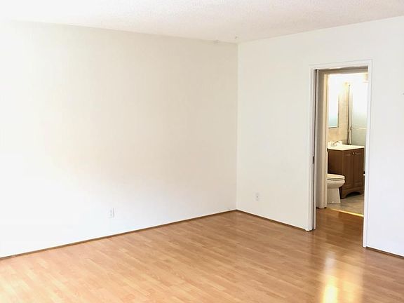 5th image of 221 S Jackson St APT 7