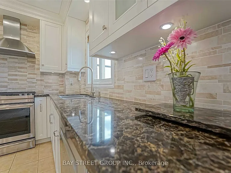1480 Princeton Cres — Photo 11