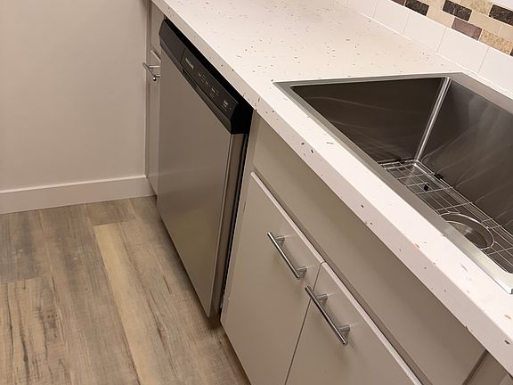 5th image of 1405 Oak Grove Ave APT 303