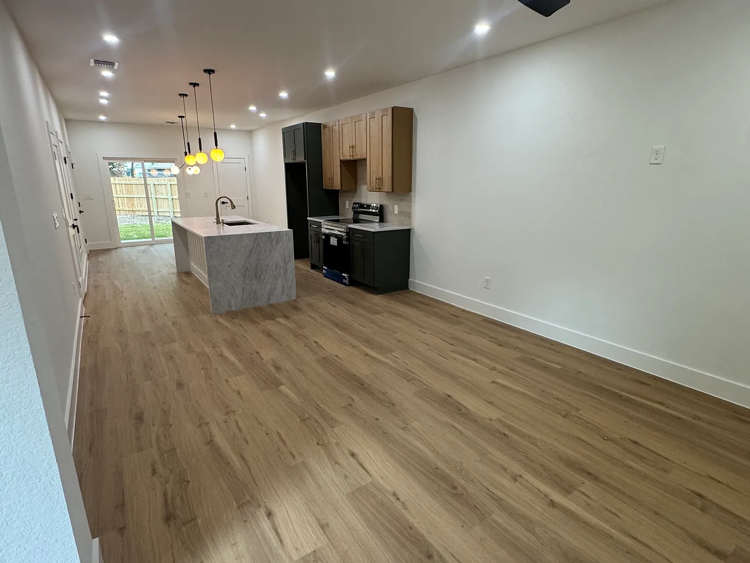 3 bed, 3.5 bath, 1800 sqft, $2,200 — Photo 2