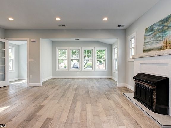 5th image of 144 Linden Ave