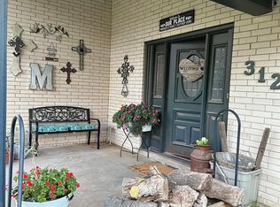 312 W 9th St, Hale Center, TX 79041