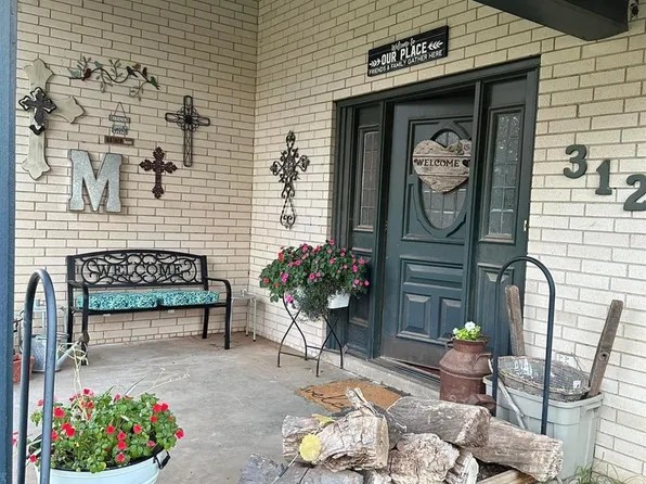 312 W 9th St, Hale Center, TX 79041