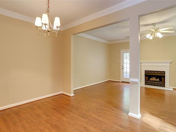 4th image of 771 Creekside Cres