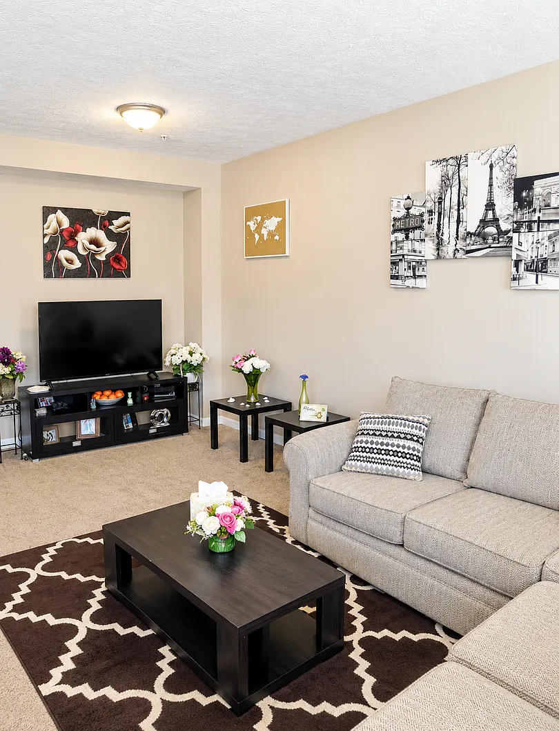 Spacious 4 Bedroom Townhome with 2-Car Garage and Deck — Photo 3