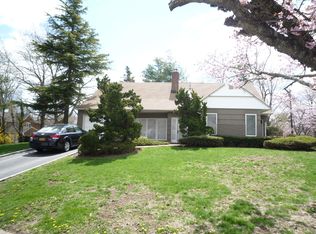 160 Pebble Ln, Hewlett, NY 11557