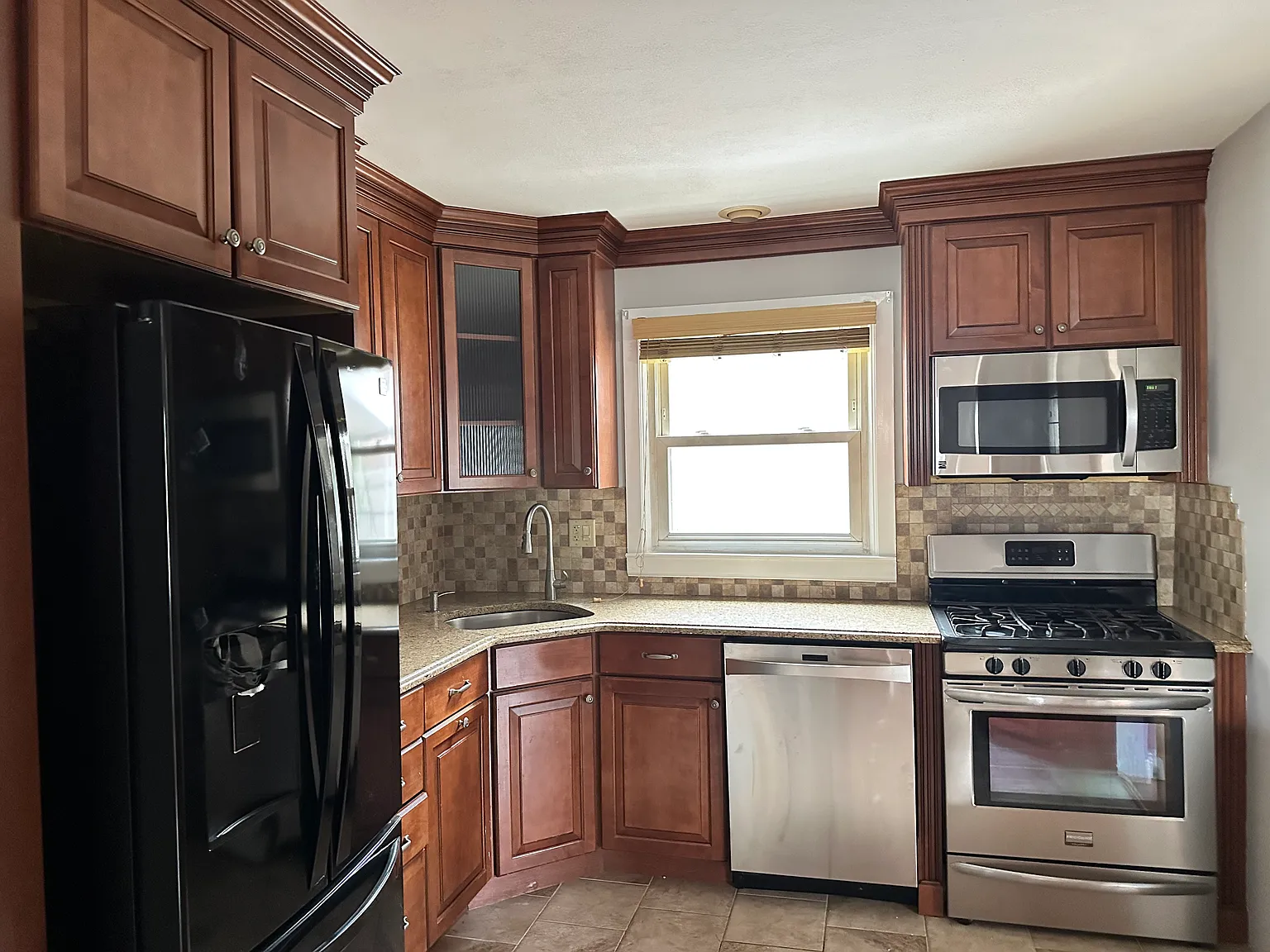 3 bed, 820 sqft, $3,300 — Photo 2