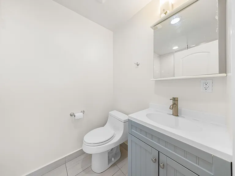 570 W Stocker St #216 — Photo 16