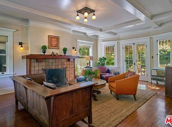 5th image of 209 S Wilton Pl