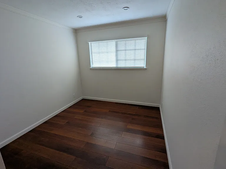986 Regina Way — Photo 9