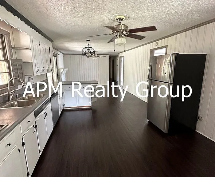 1421 Adella St — Photo 2