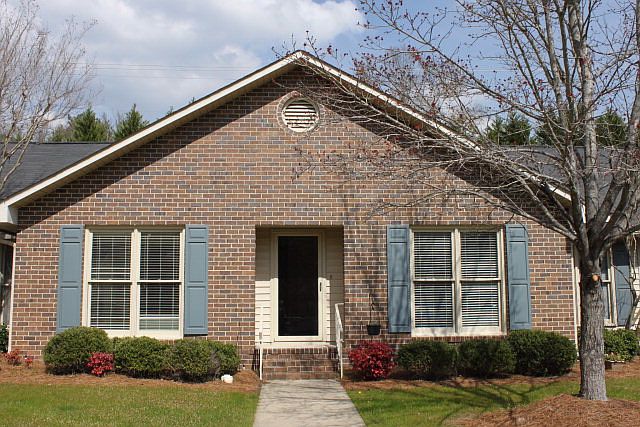 1st image of 204 Woodhaven Ct