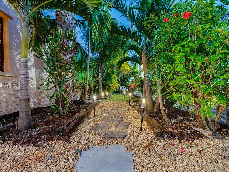 301 SW 69th Ave — Photo 41
