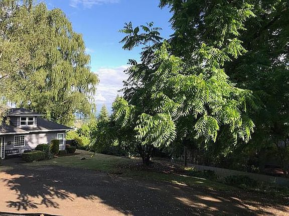 The view from the living room window of the appartment