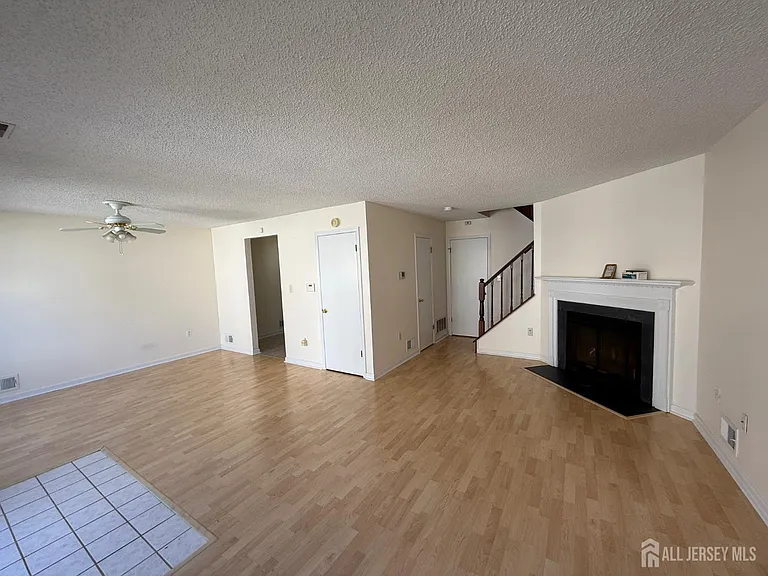 207 Darwin Ln — Photo 3