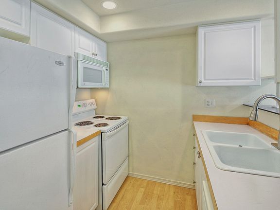 4th image of 18621 Blueberry Ln Unit B207