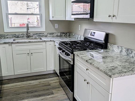 5th image of 15 Bunkerhill St