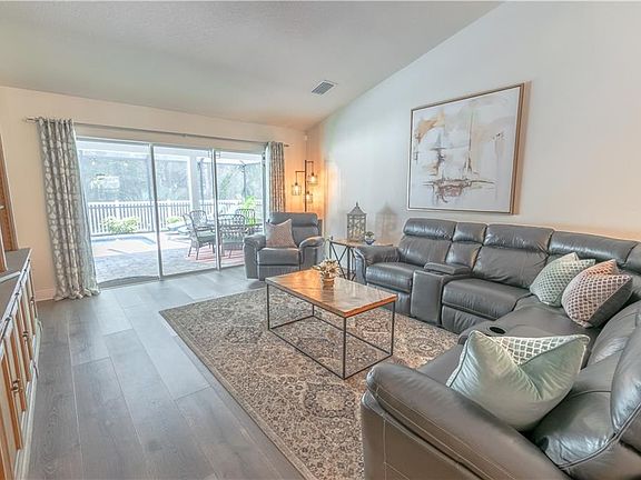 5th image of 2621 Lacroix Ave