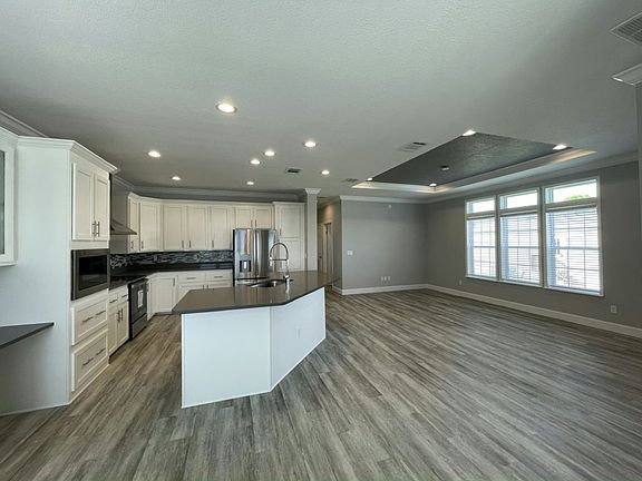 2nd image of 913 Guadeloupe Ave