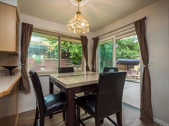 Kitchen eating area w/access to backyard.