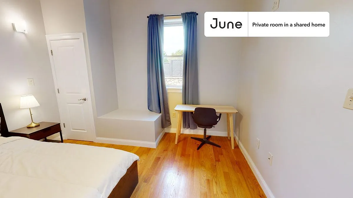 Queen bedroom in 5 bed/2.5 bath home in Roxbury #773 C — Photo 2