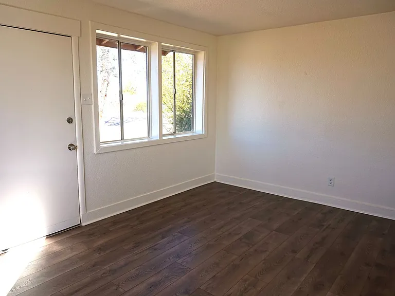 557 Graham Dr — Photo 3