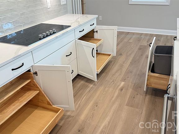 5th image of 12065 Lavinia Ln