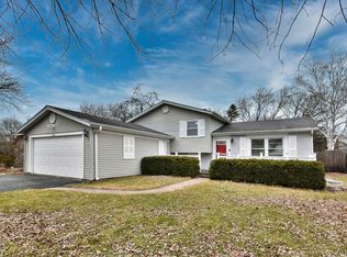 385 Northgate Rd, Lindenhurst, IL 60046