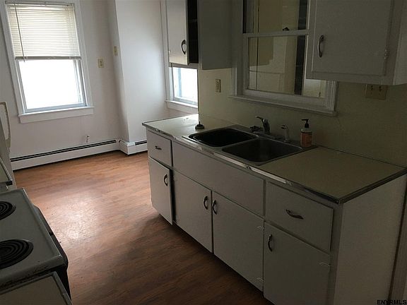 5th image of 483 Maple Ave