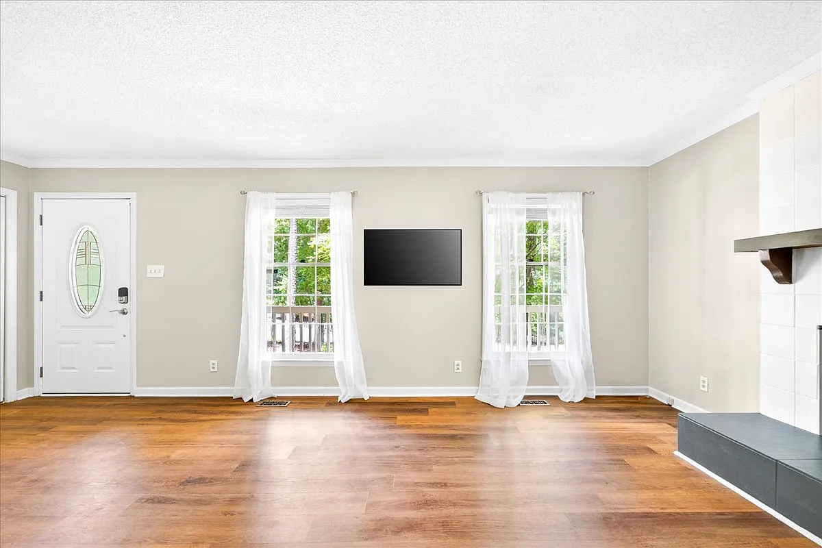 3 bed, 2.5 bath, 1500 sqft, $2,095 — Photo 2