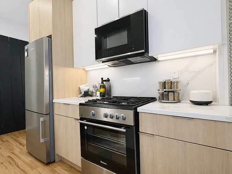 228 W 18th St #21 — Photo 2
