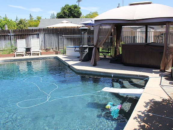 2nd image of 2915 Parkwood Ct