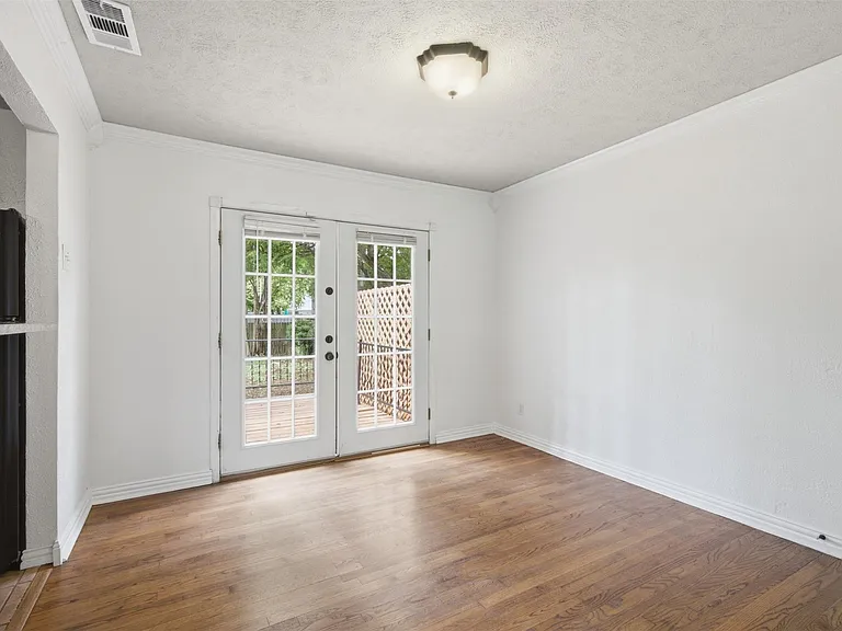 3884 Van Ness Ln — Photo 11