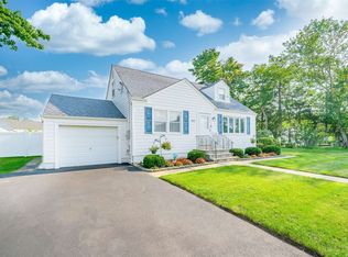 44 Laurel Rd, Lindenhurst, NY 11757