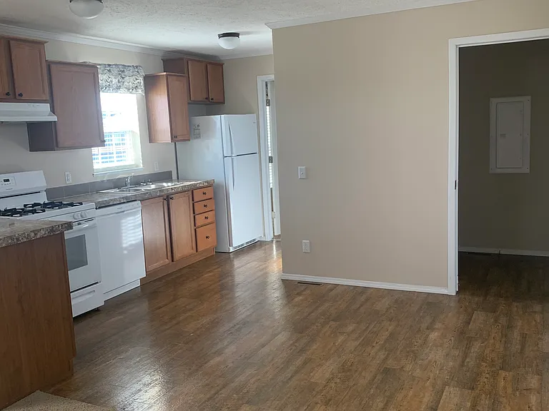 Crestview — Photo 33