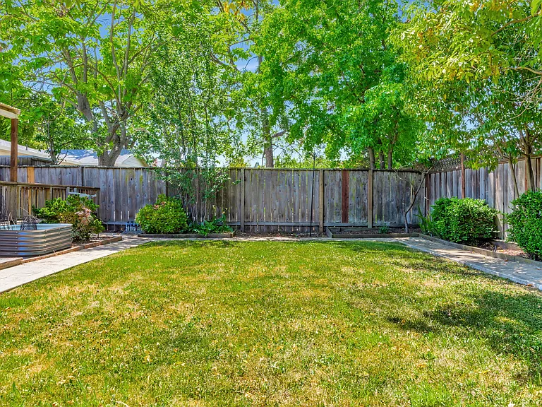 1228 Ruby St — Photo 29