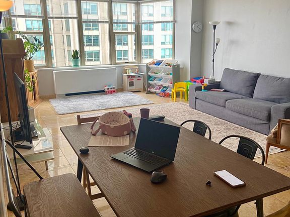 2nd image of 525 W Hawthorne Pl APT 2108