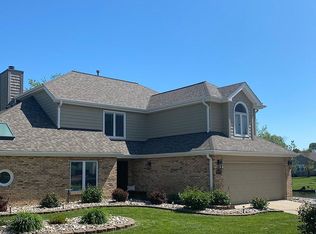 4 Edgewater Is, Lake Saint Louis, MO 63367