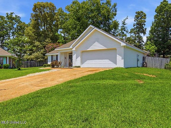 3rd image of 906 Oakwood Cv