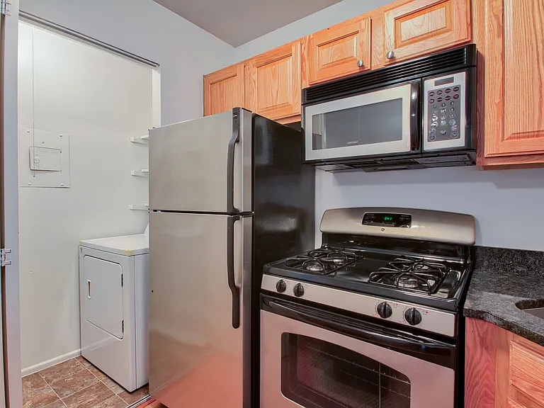 Cloverleaf Lake Townhouse Apartments — Photo 18