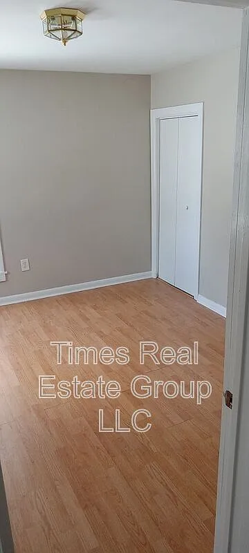 3 bed, 1.0 bath, $1,400 — Photo 4