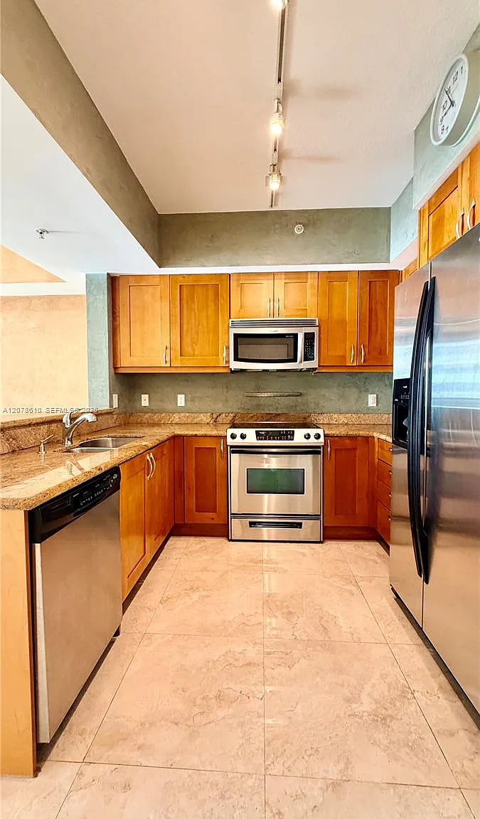 Duo Condominium East — Photo 4