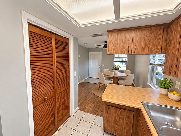 3rd image of 5334 Peach Ave APT A