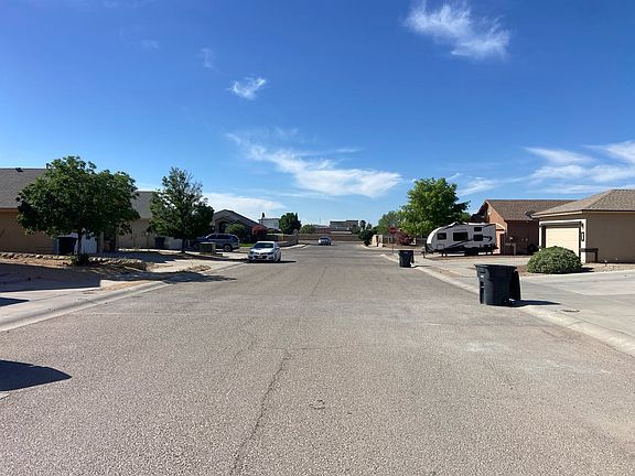 5th image of 813 Desert Moon Dr