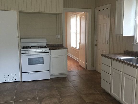 5th image of 102 College St