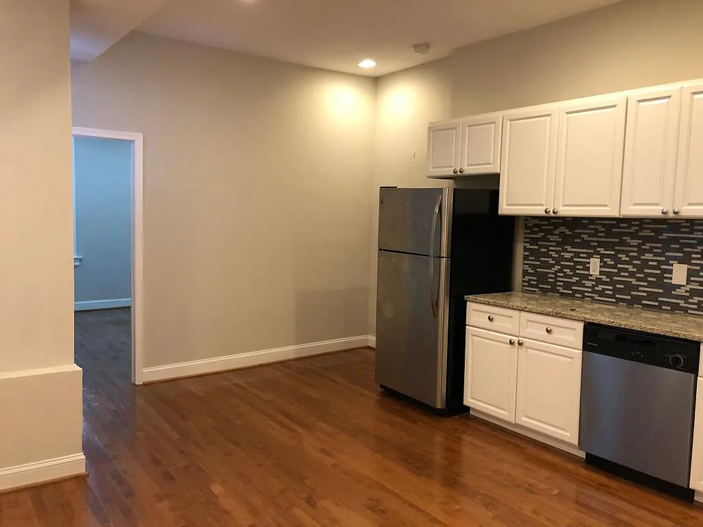 2 bed, 1000 sqft, $2,136 — Photo 2